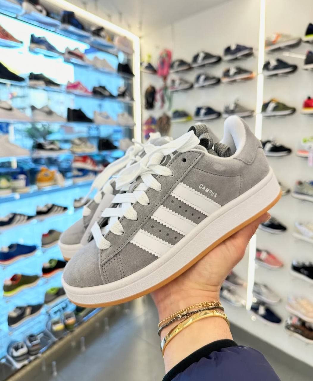 ADIDAS CAMPUS GRIS — calzado, vista de producto sobre fondo neutro