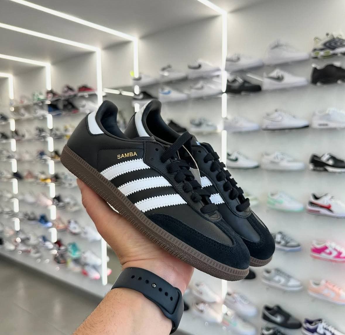 ADIDAS SAMBA NEGRAS — calzado, vista de producto sobre fondo neutro