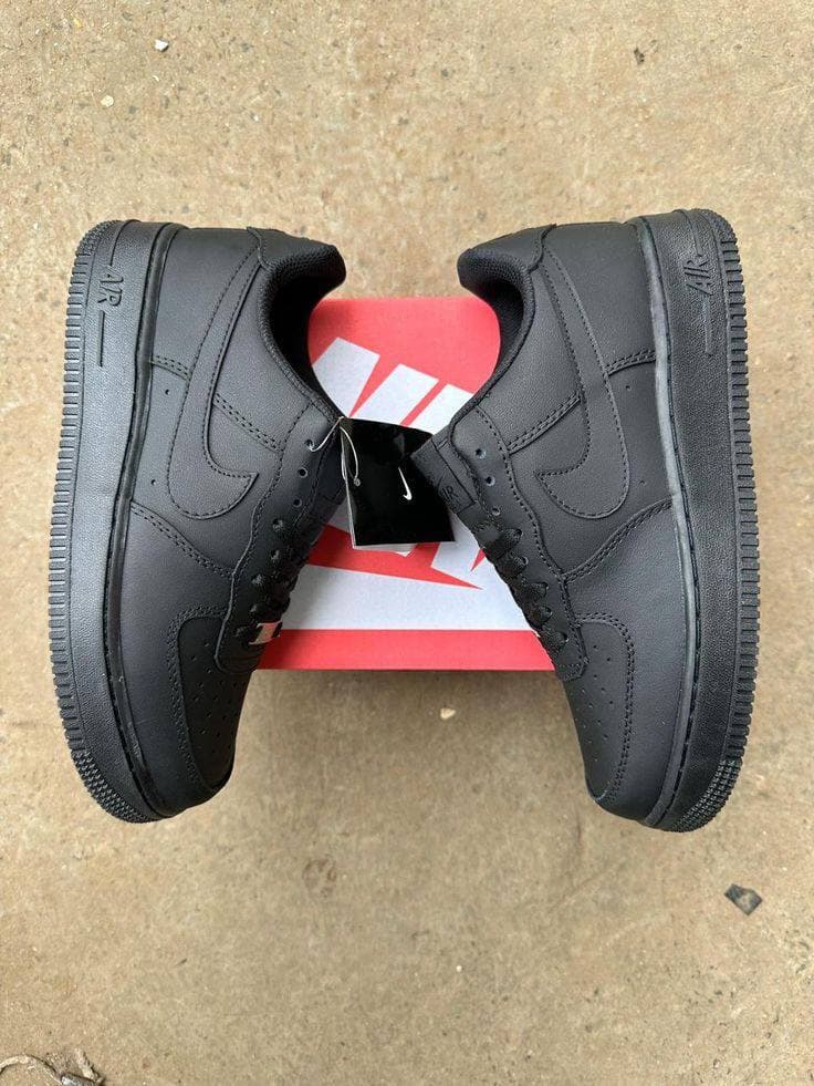 AIR FORCE NEGRAS — calzado, vista de producto sobre fondo neutro