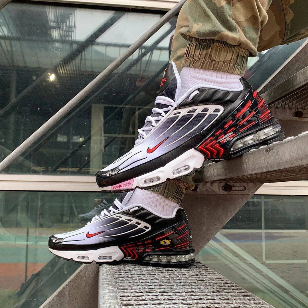 AIR MAX PLUS 3 NEGRO/BLANCO/ROJO — calzado, vista de producto sobre fondo neutro