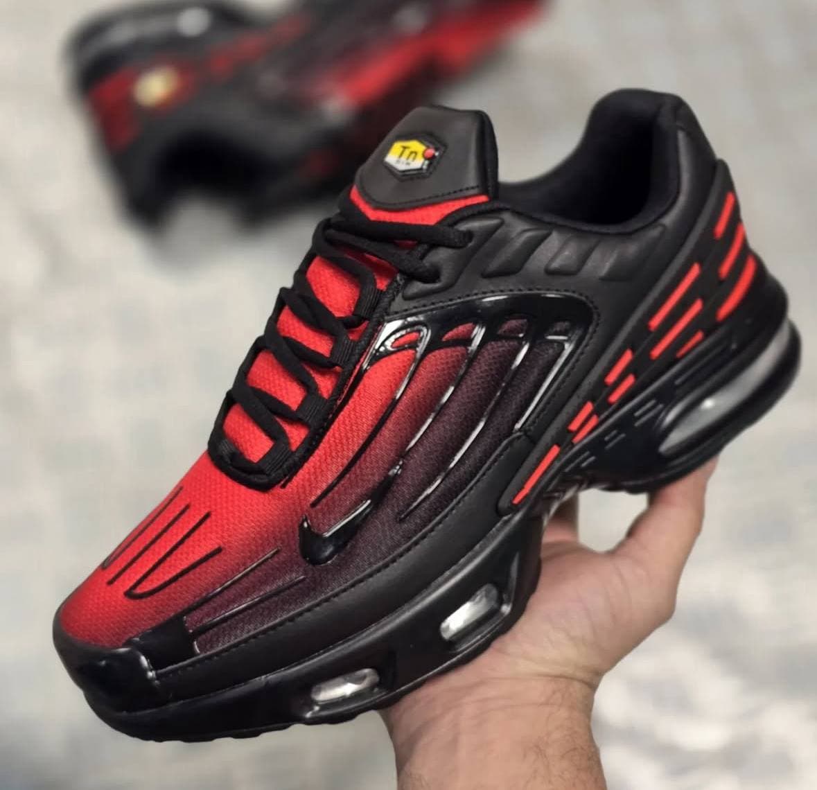 AIR MAX PLUS 3 NEGRO/ROJO — calzado, vista de producto sobre fondo neutro