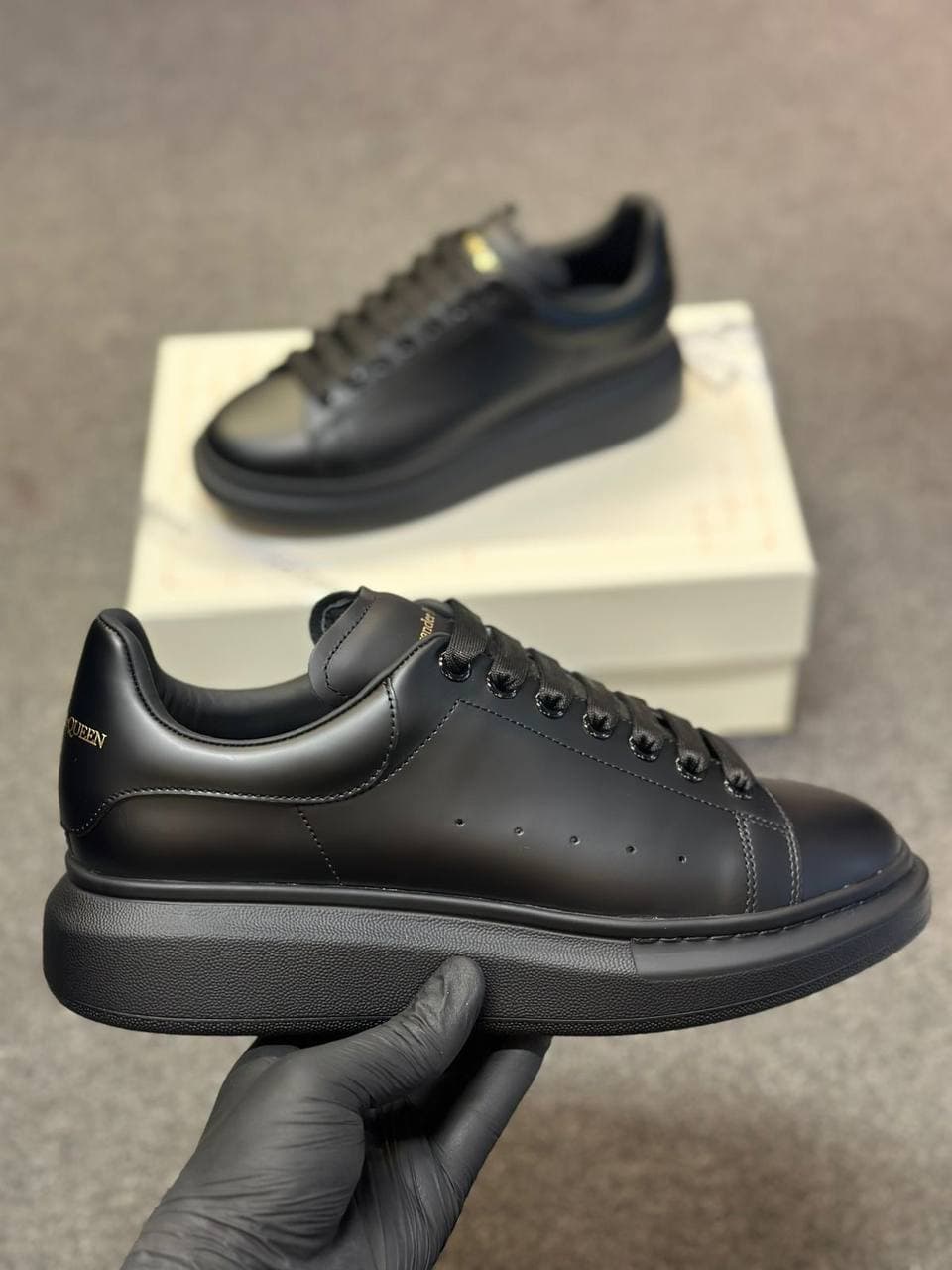 ALEXANDER MCQUEEN NEGRAS — calzado, vista de producto sobre fondo neutro