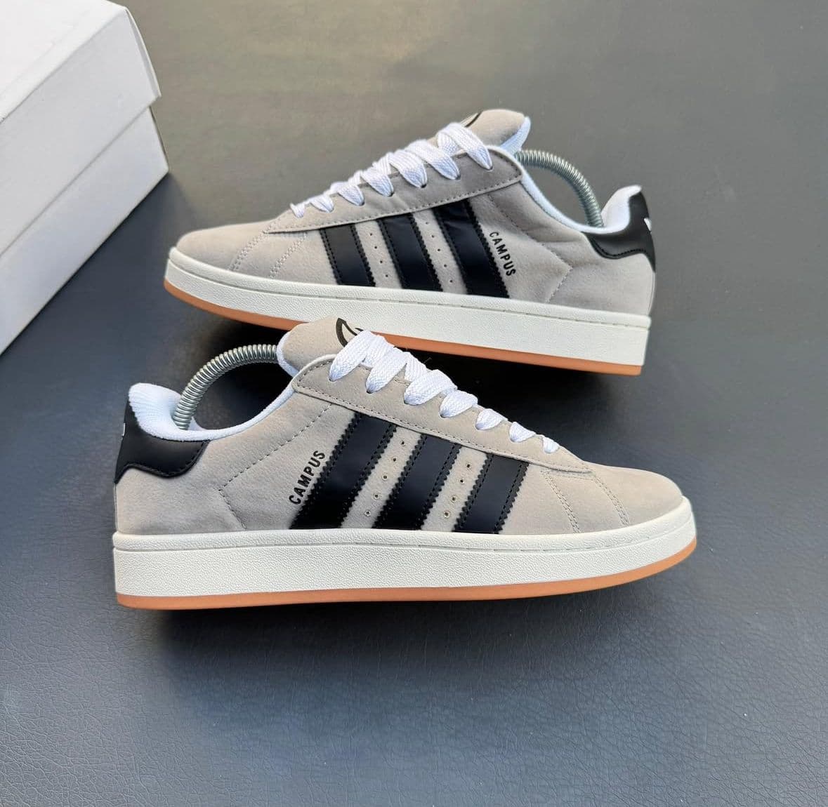 Adidas campus beige — calzado, vista de producto sobre fondo neutro