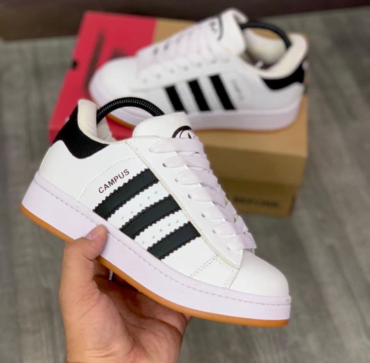 Adidas campus blanca — calzado, vista de producto sobre fondo neutro