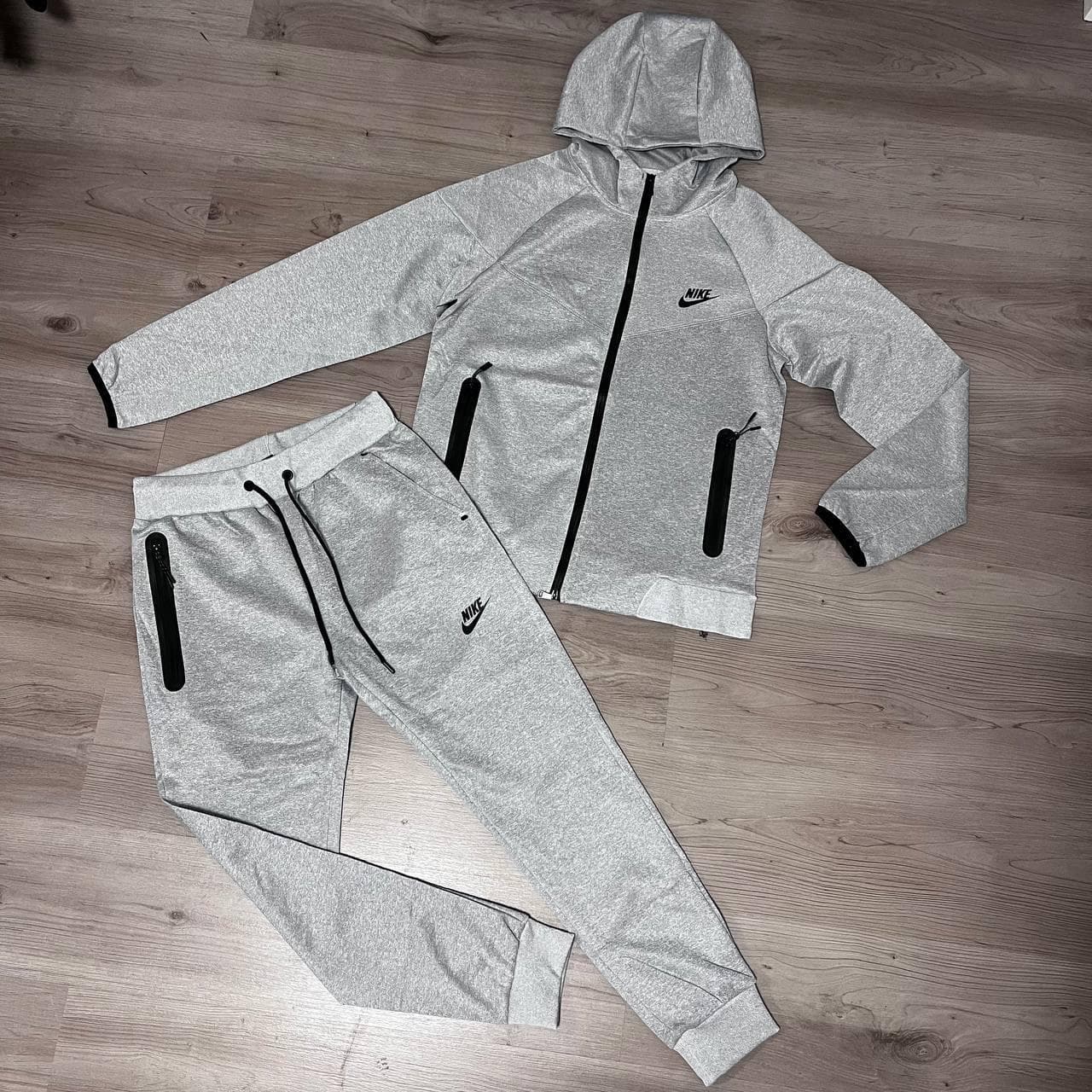 CHANDAL TECH — ropa, vista de producto sobre fondo neutro