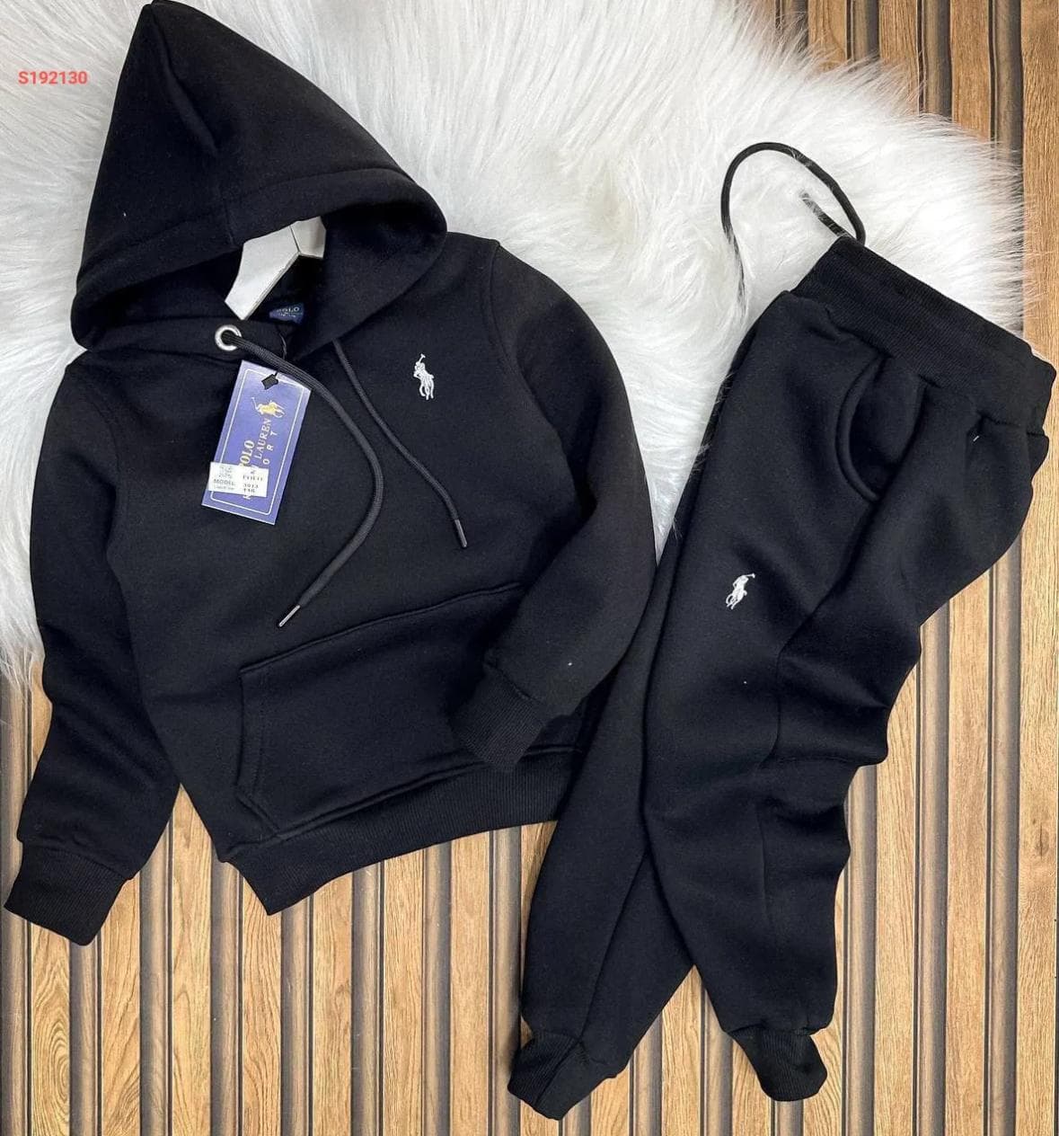 CONJUNTO RALP LAUREN — ropa, vista de producto sobre fondo neutro