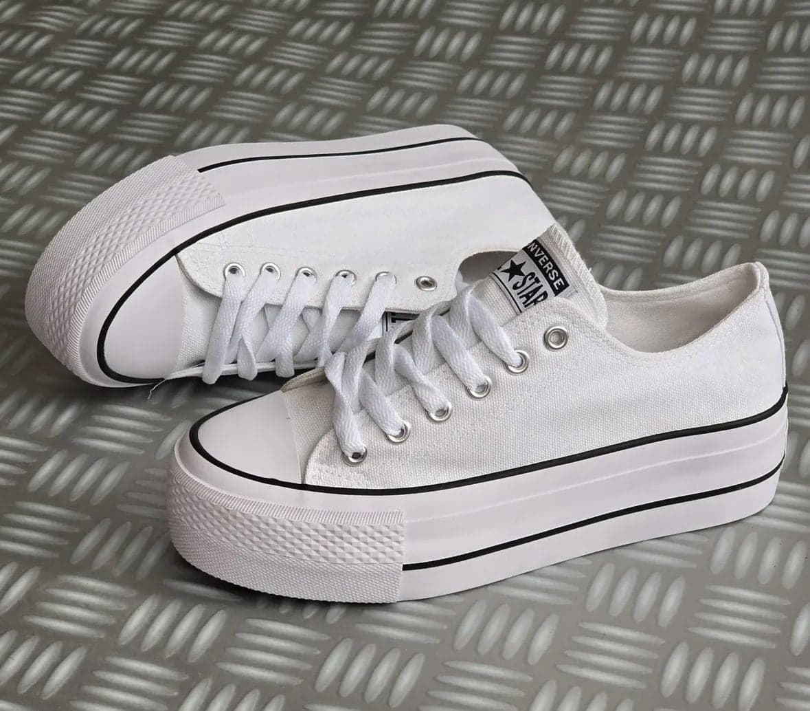 Converse plataforma tela blanca — calzado, vista de producto sobre fondo neutro