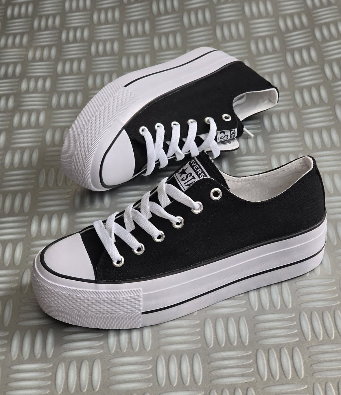 Converse plataforma tela negra — calzado, vista de producto sobre fondo neutro