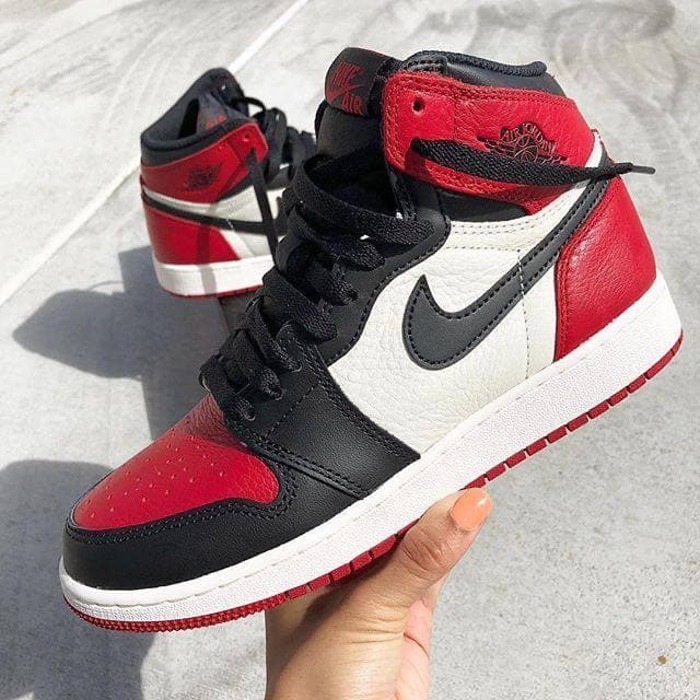 JORDAN 1 BLANCO/NEGRO/ROJO — calzado, vista de producto sobre fondo neutro