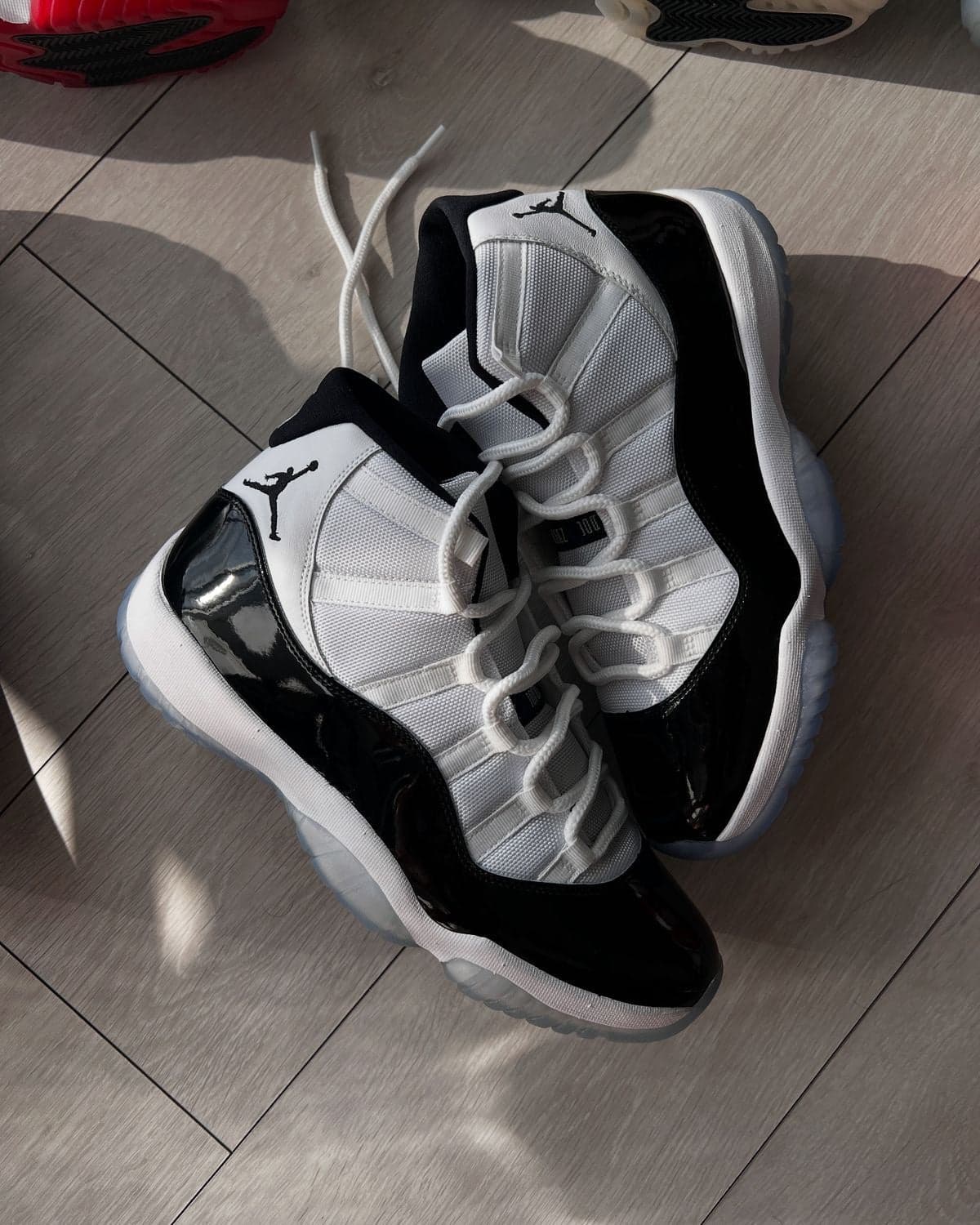 Jordan 11 — calzado, vista de producto sobre fondo neutro