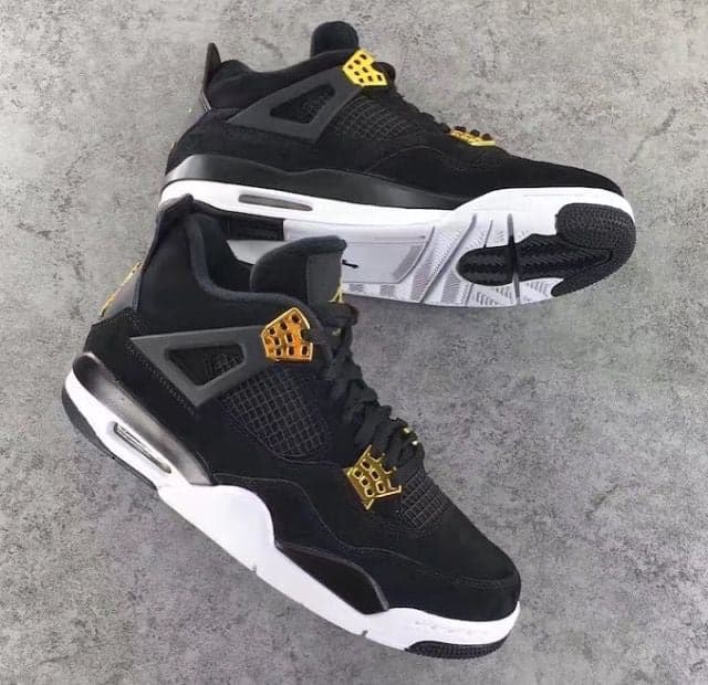 Jordan 4 — calzado, vista de producto sobre fondo neutro