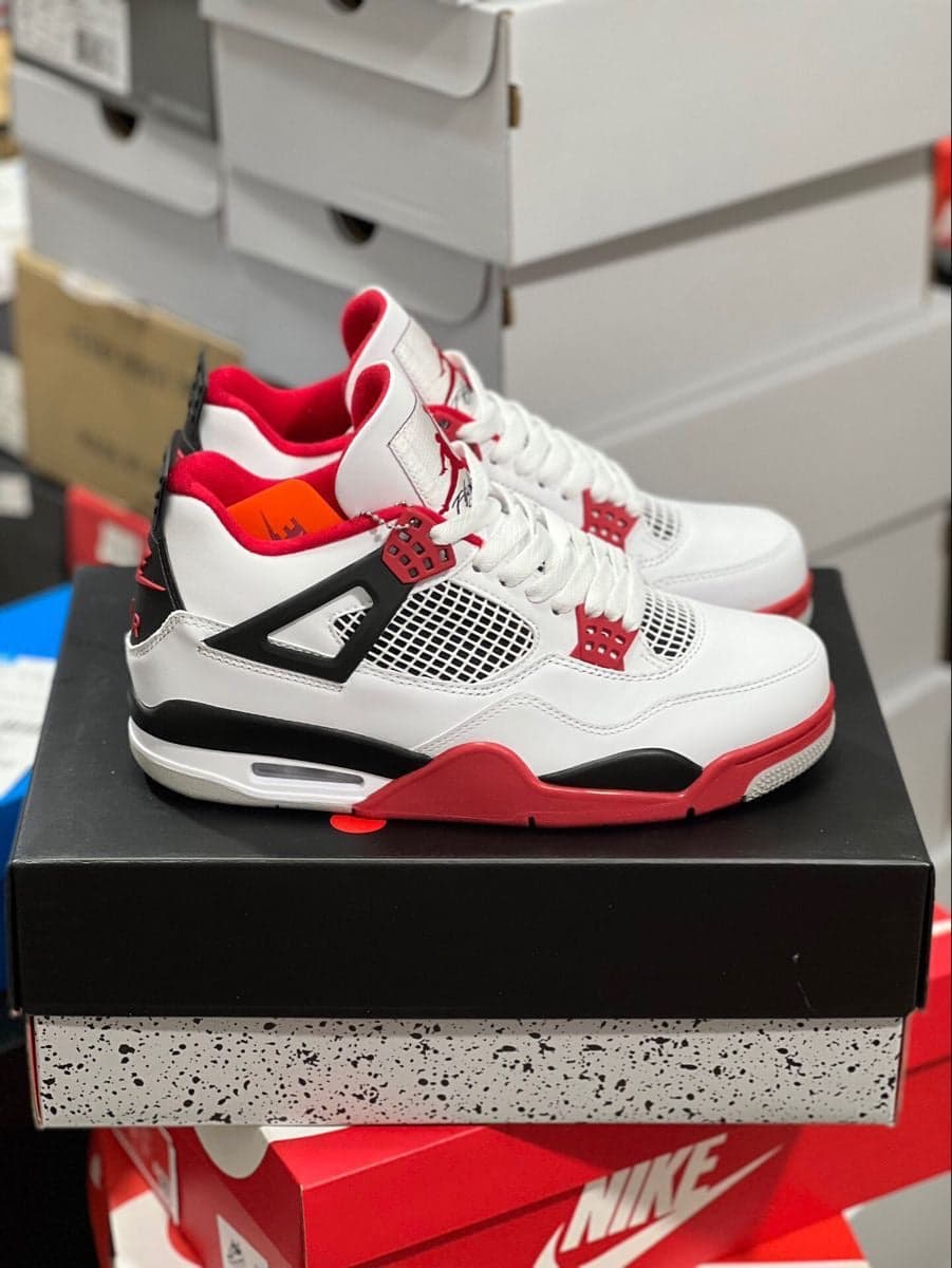 JORDAN RETRO 4 REDCEMENT — calzado, vista de producto sobre fondo neutro