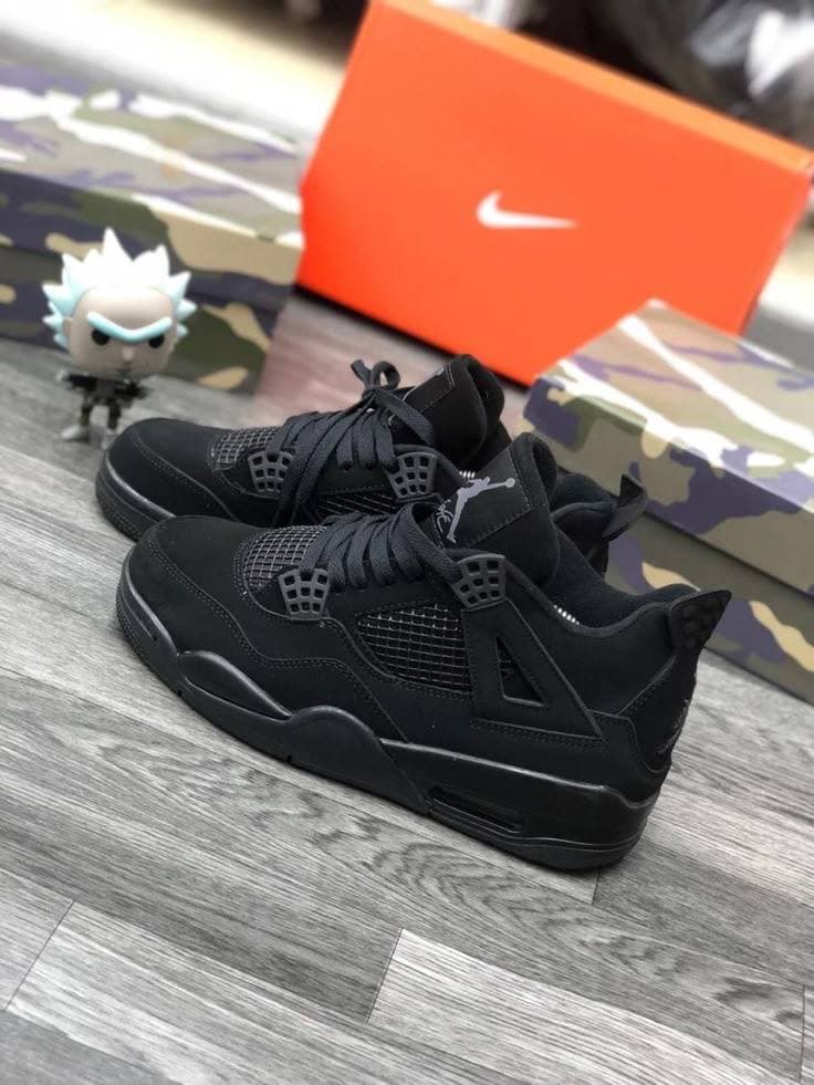 JORDAN RETRO 4 NEGRO — calzado, vista de producto sobre fondo neutro