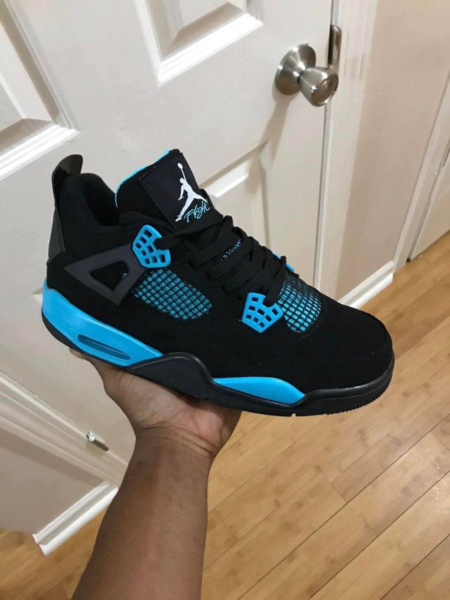 JORDAN RETRO 4 NEGRO/AZUL — calzado, vista de producto sobre fondo neutro