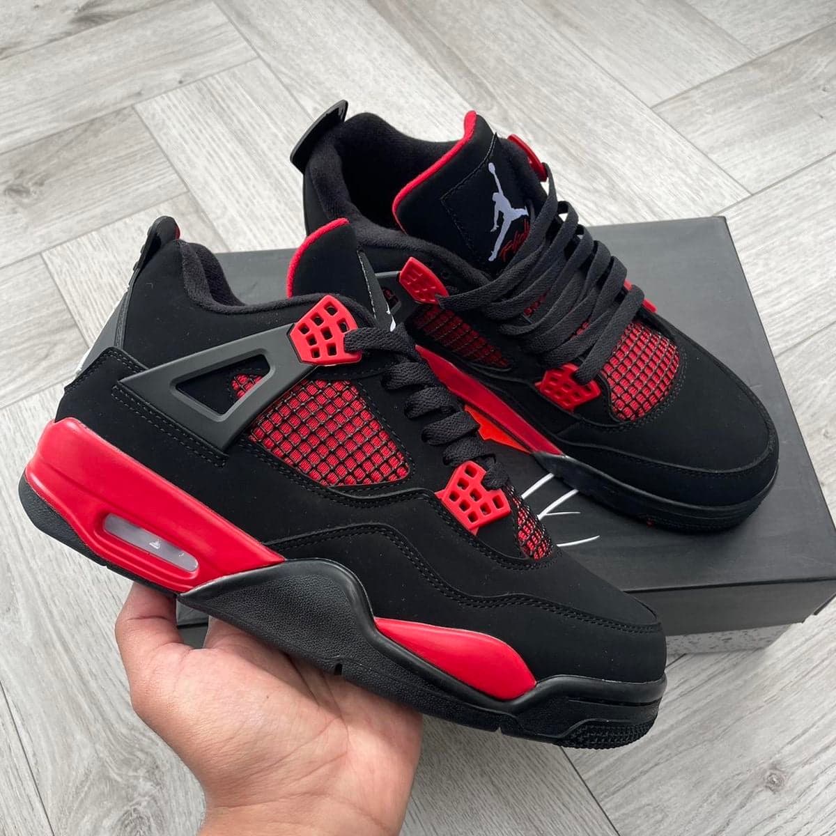 JORDAN RETRO 4 THUNDER — calzado, vista de producto sobre fondo neutro