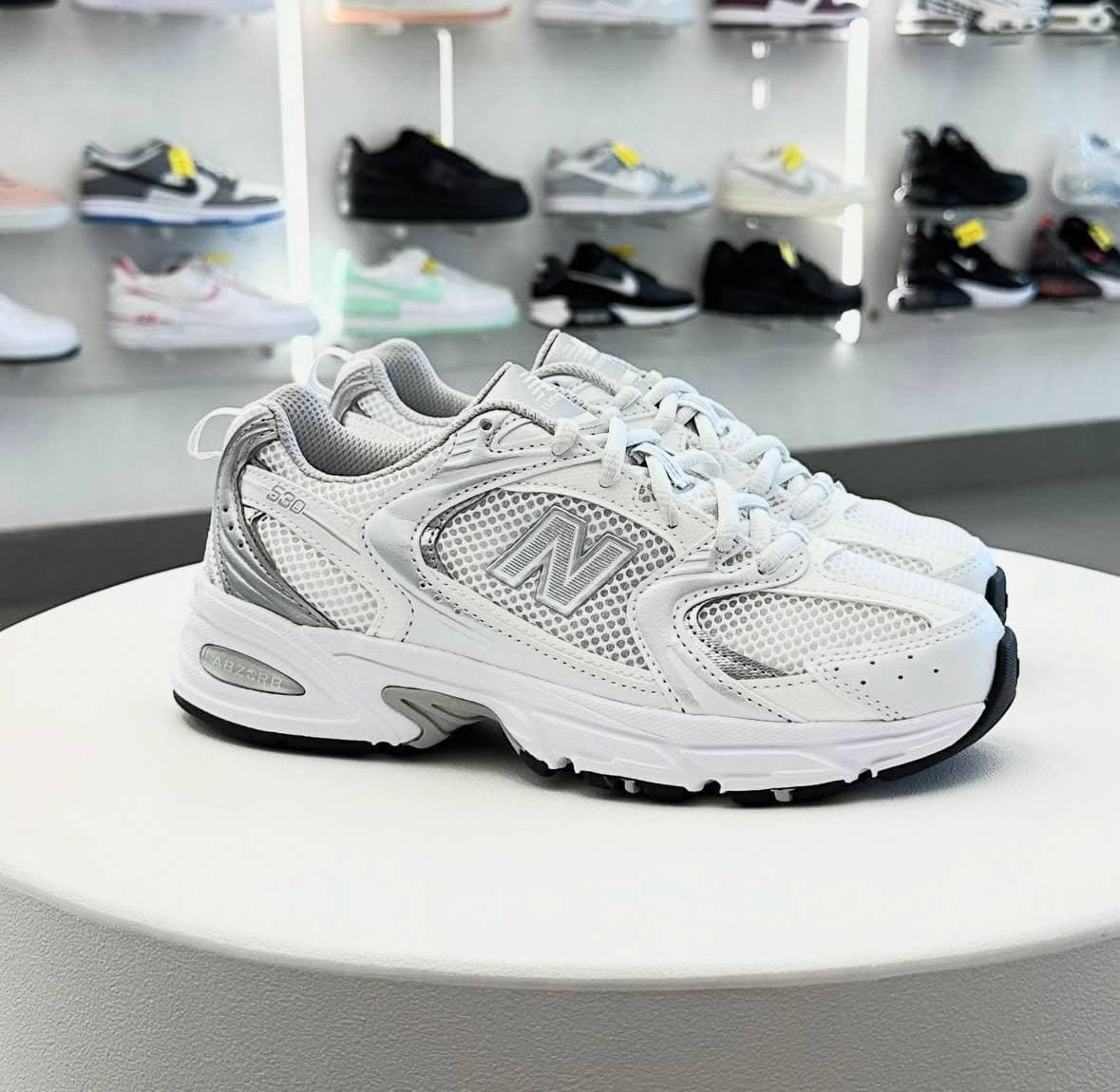 NEW BALANCE 530 — calzado, vista de producto sobre fondo neutro