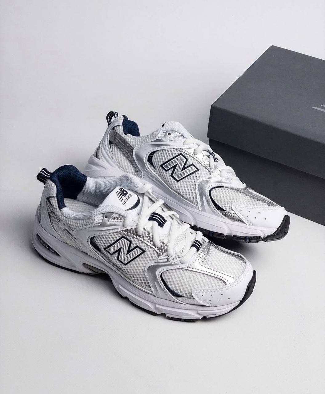 NEW BALANCE 530 — calzado, vista de producto sobre fondo neutro