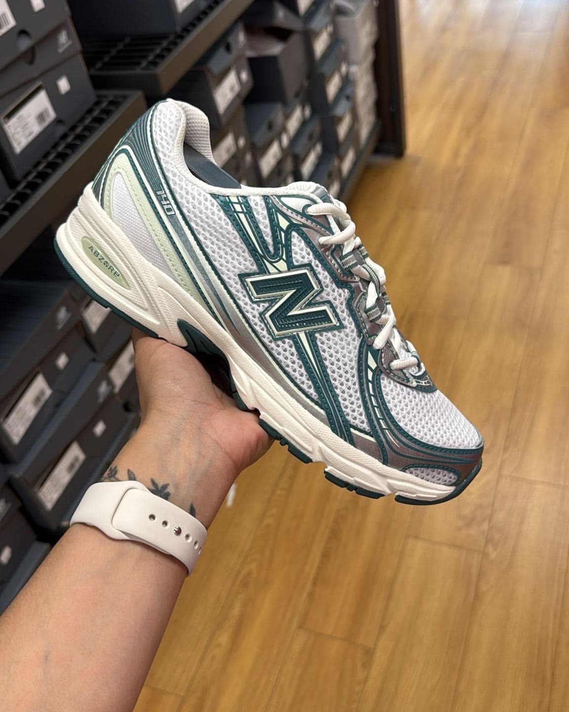 New balance 740 — calzado, vista de producto sobre fondo neutro