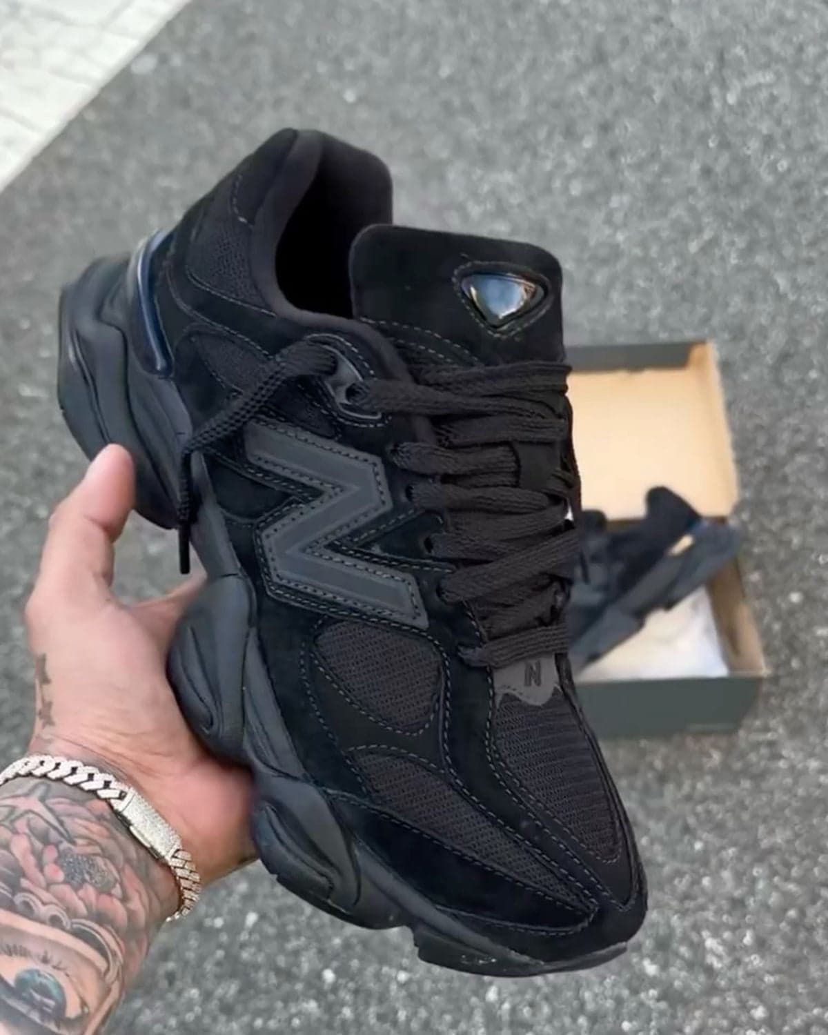 NEW BALANCE 9060 AZUL MARINO/BEIGE — calzado, vista de producto sobre fondo neutro
