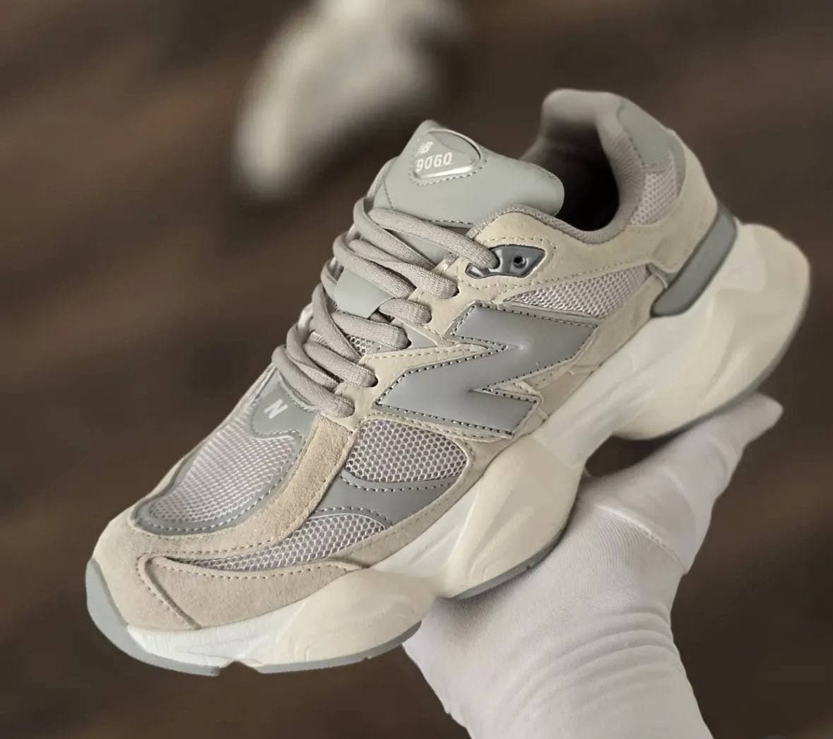 NEW BALANCE 9060 BEIGE/GRIS — calzado, vista de producto sobre fondo neutro