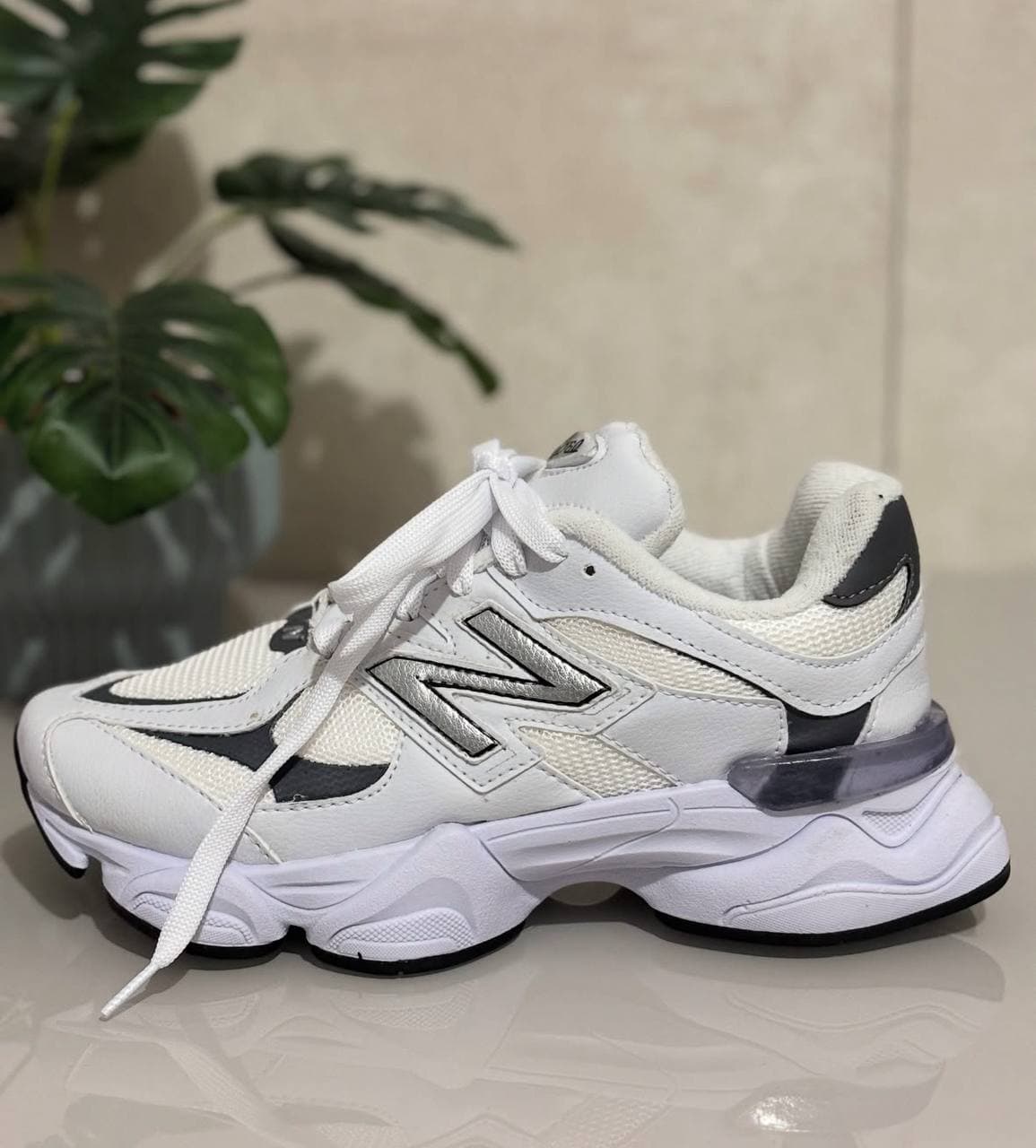 NEW BALANCE 9060 BLANCO/BEIGE — calzado, vista de producto sobre fondo neutro