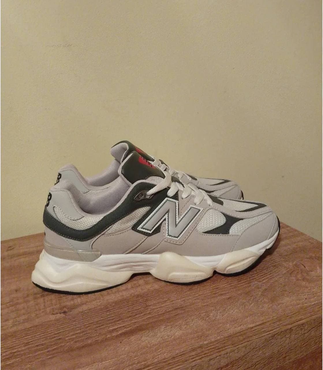 NEW BALANCE 9060 GRIS — calzado, vista de producto sobre fondo neutro