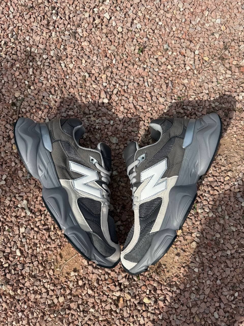 NEW BALANCE 9060 GRIS/BEIGE — calzado, vista de producto sobre fondo neutro