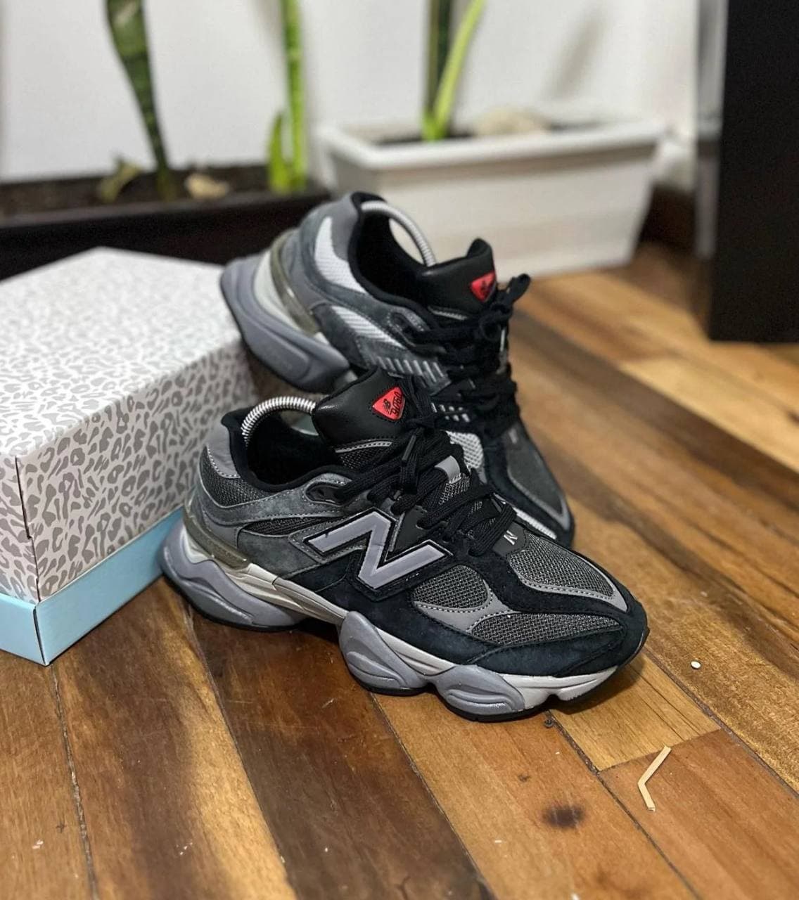 NEW BALANCE 9060 NEGRO/GRIS — calzado, vista de producto sobre fondo neutro
