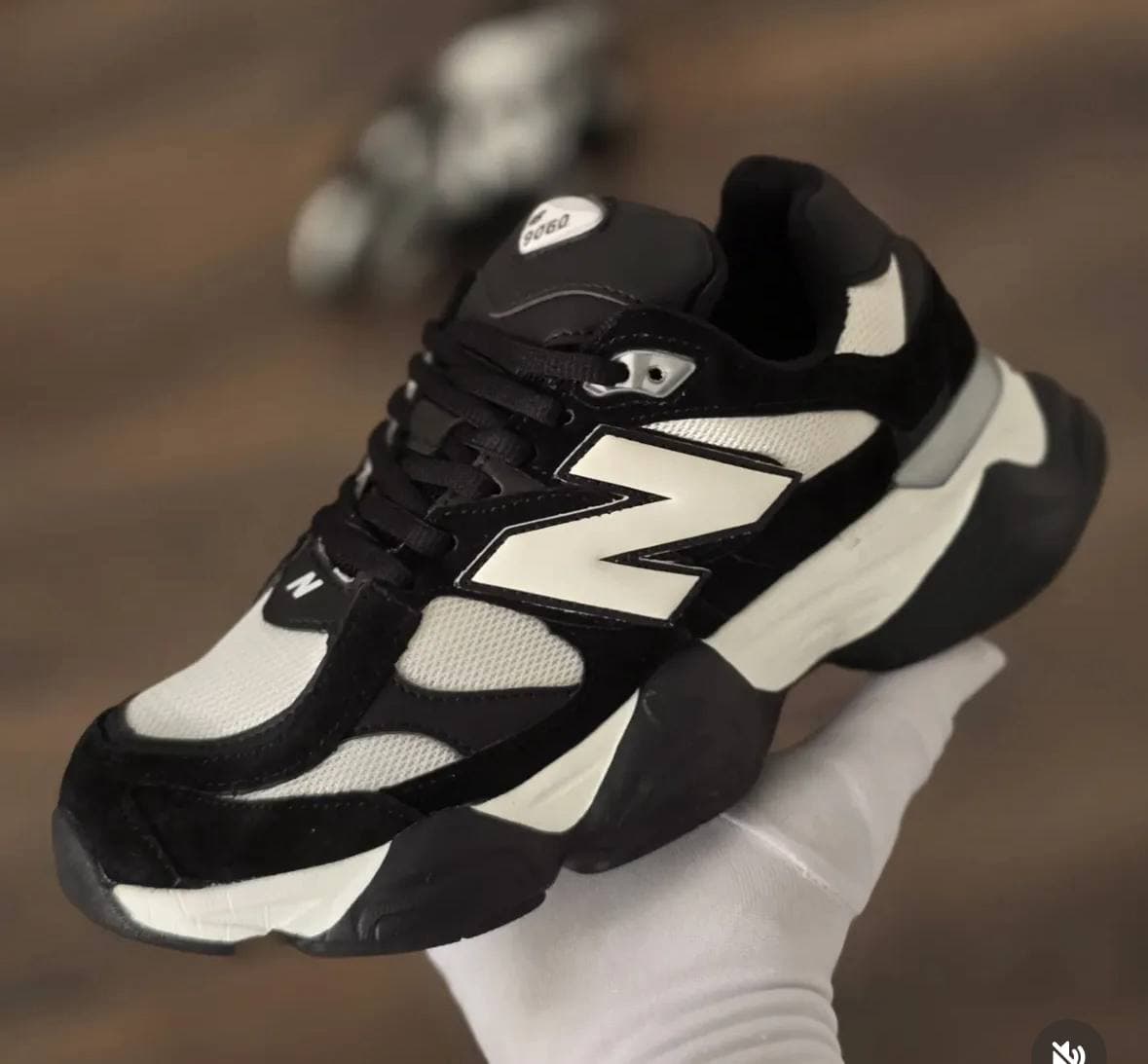 NEW BALANCE 9060 NEGRO/BEIGE — calzado, vista de producto sobre fondo neutro