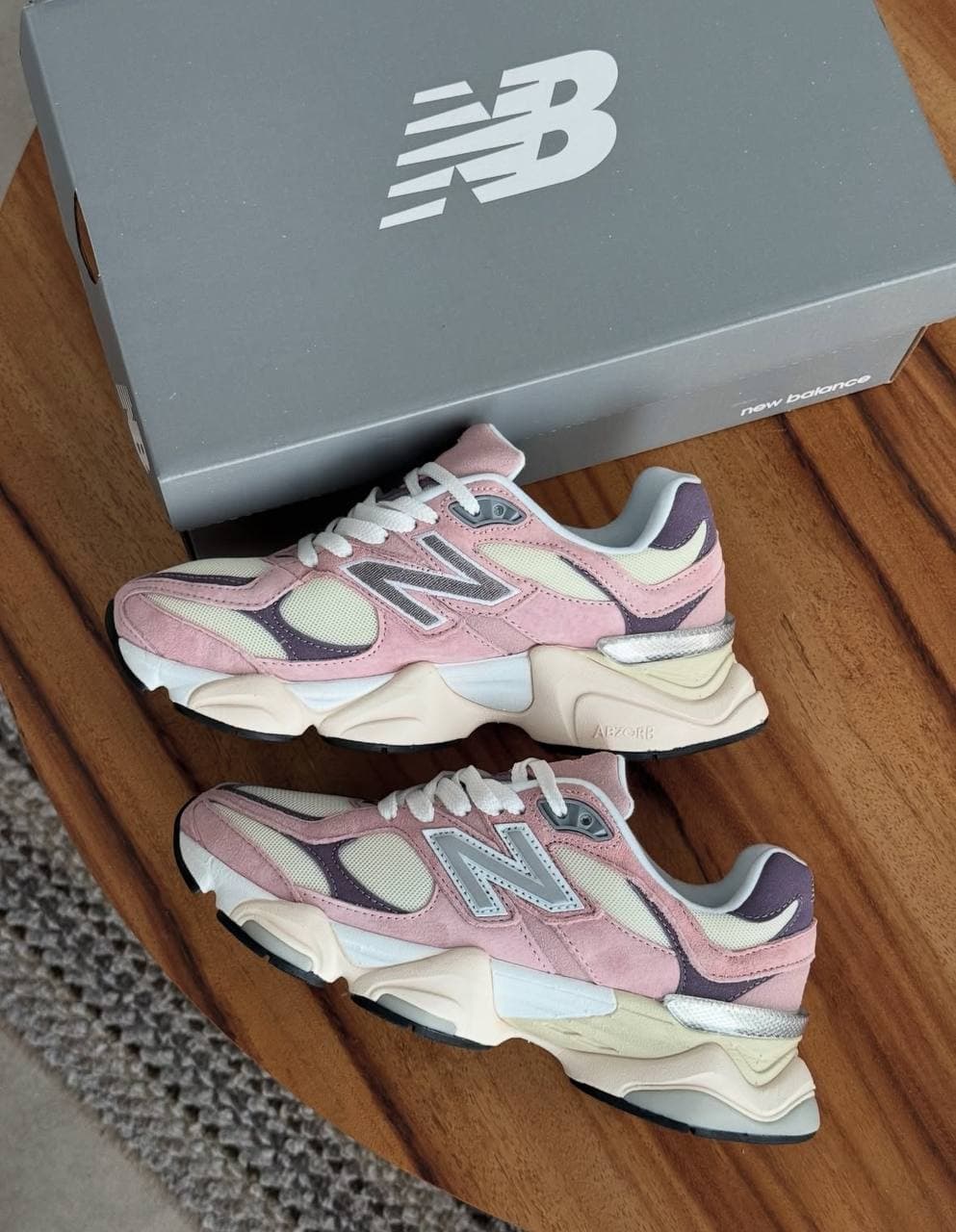 NEW BALANCE 9060 ROSA/BEIGE — calzado, vista de producto sobre fondo neutro