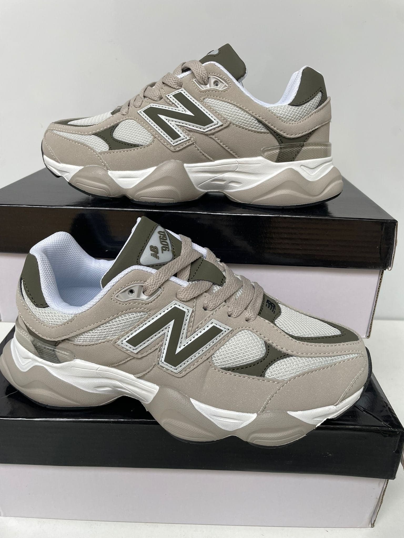 NEW BALANCE 9060 — calzado, vista de producto sobre fondo neutro