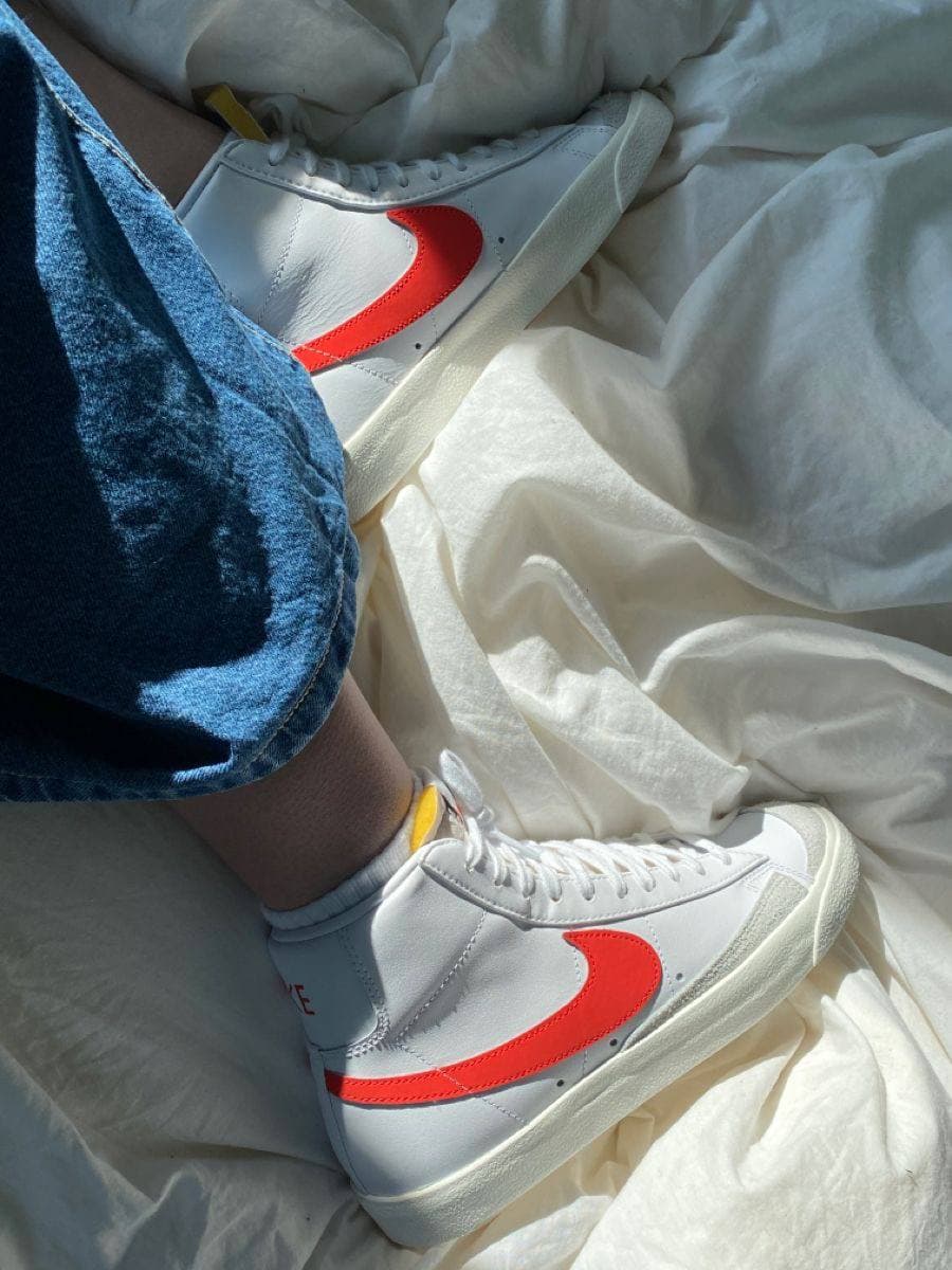 NIKE BLAZER BLANCO/ROJO — calzado, vista de producto sobre fondo neutro