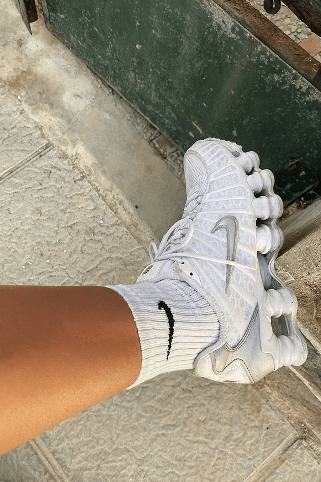 Nike Shox white — calzado, vista de producto sobre fondo neutro