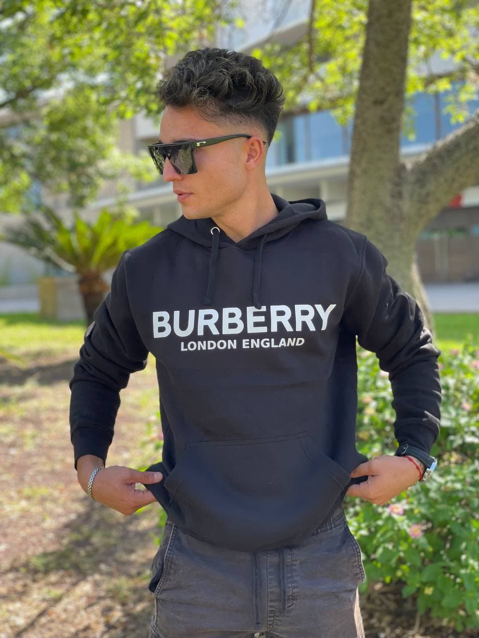 SUDADERA BURBERRY — ropa, vista de producto sobre fondo neutro