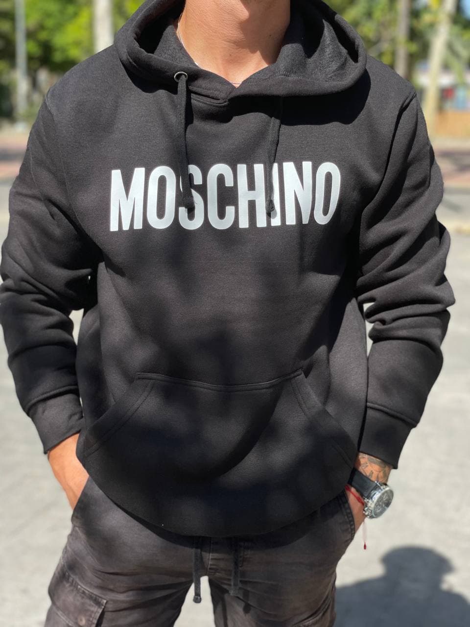 SUDADERA MOSCHINO — ropa, vista de producto sobre fondo neutro