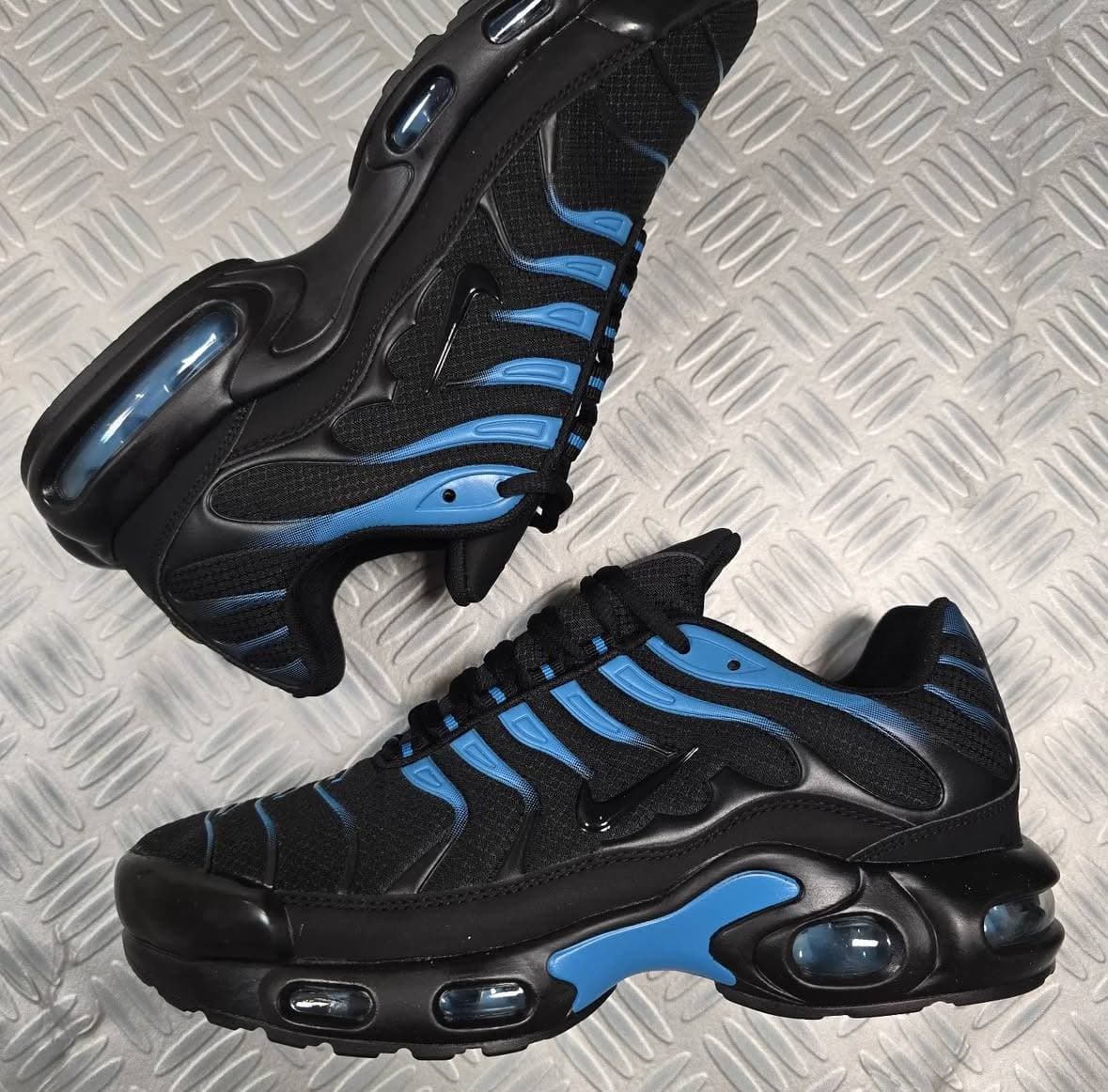 TUNED 1 NEGRAS/AZUL — calzado, vista de producto sobre fondo neutro